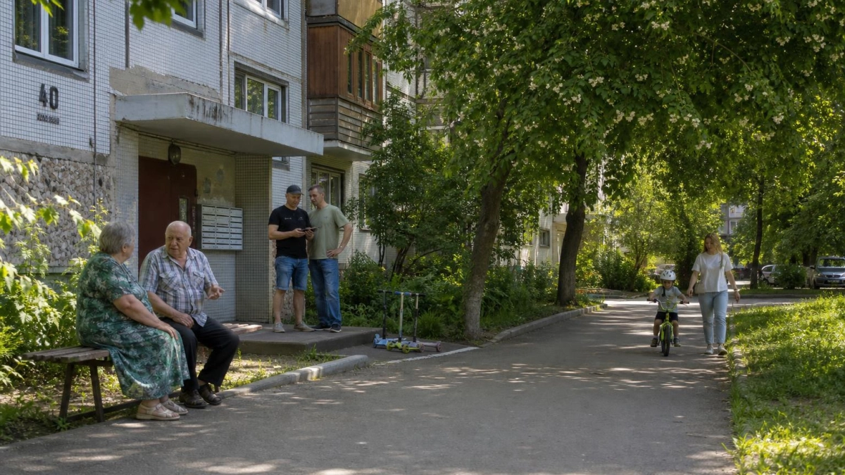 Пьяный житель Новокубанска угрожает соседям и пристает к детям