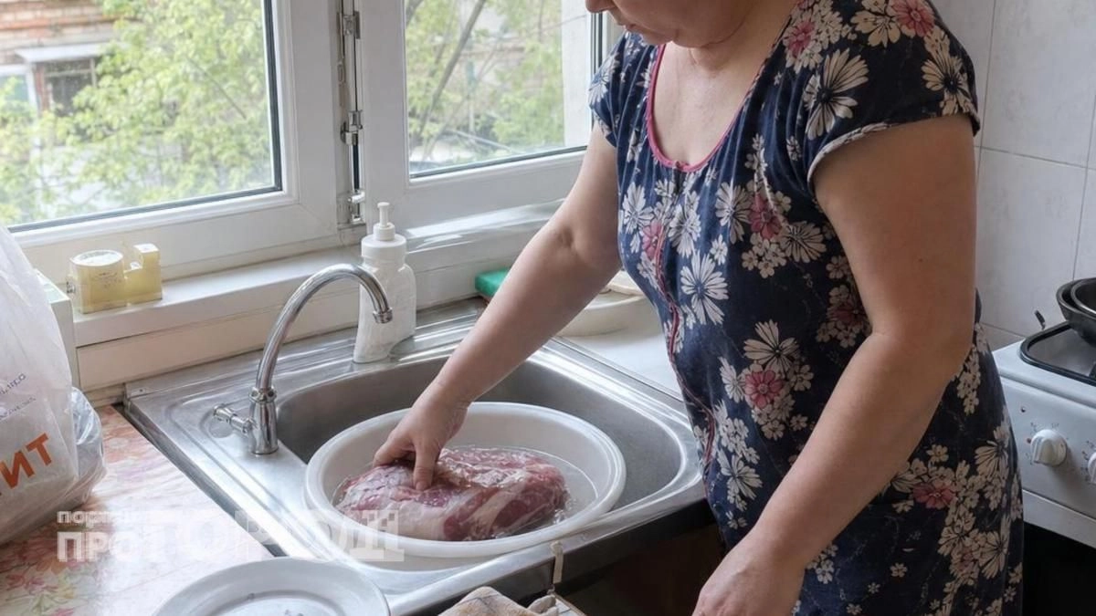 Перестала ждать часами разморозки мяса: использую простой домашний трюк и получаю мягкий продукт за 10 минут