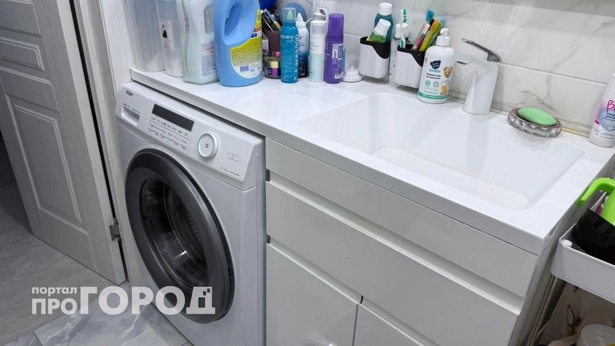 Хватит загромождать ванную громоздкой мебелью: этот стильный прием визуально расширит даже тесное помещение