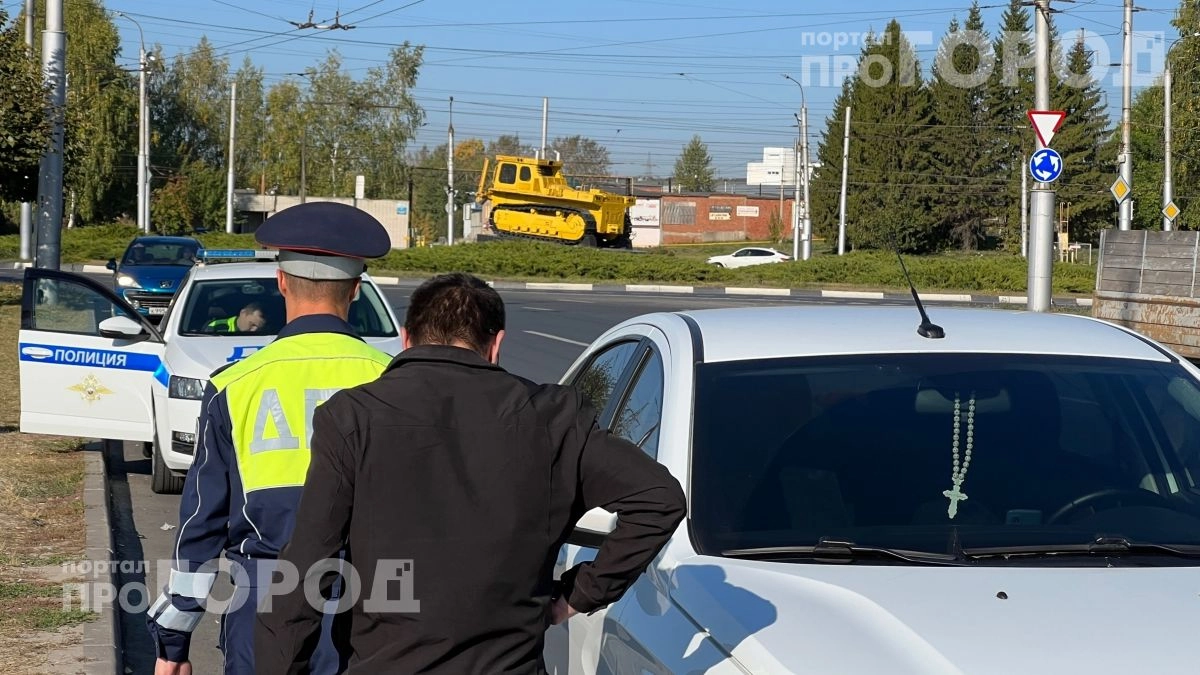 Инспектор тянется за бланком протокола: просто скажите эту фразу и он сам вернет вам документы обратно
