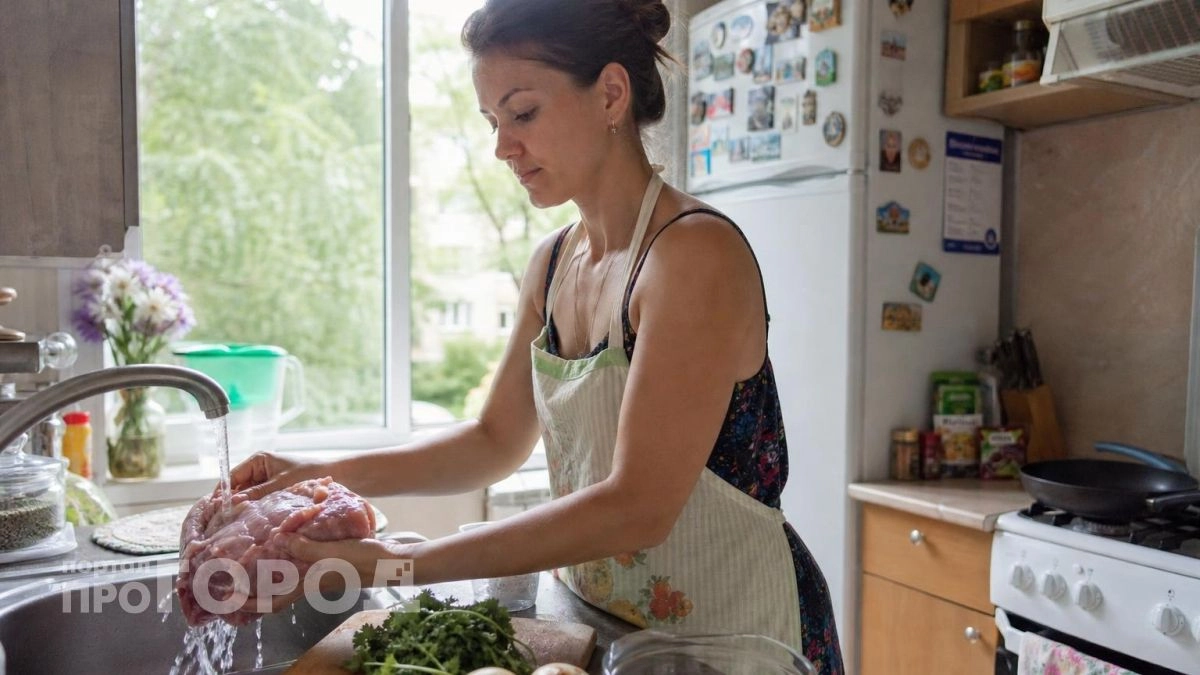 Вы рискуете здоровьем всей семьи: перестаньте мыть сырое мясо под краном и узнайте почему это опасно