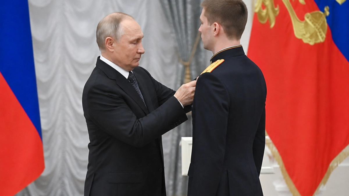 Путин вручил Золотую Звезду Героя России офицеру из Сочи Ивану Берестовскому