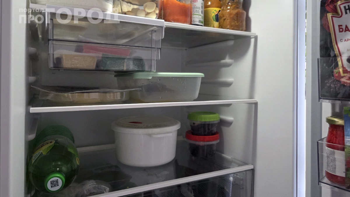 Холодильник больше не пахнет продуктами: один простой трюк с чайными пакетиками решит проблему за ночь