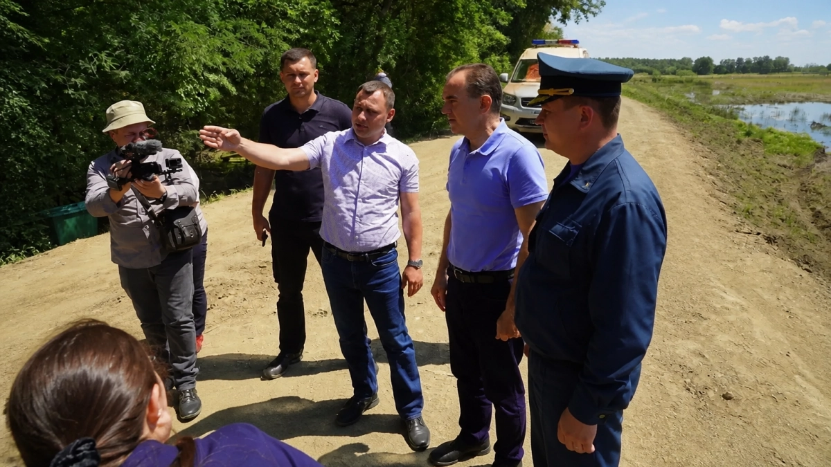 Кондратьев осмотрел место прорыва на Кубани, где уровень воды снизился на три метра