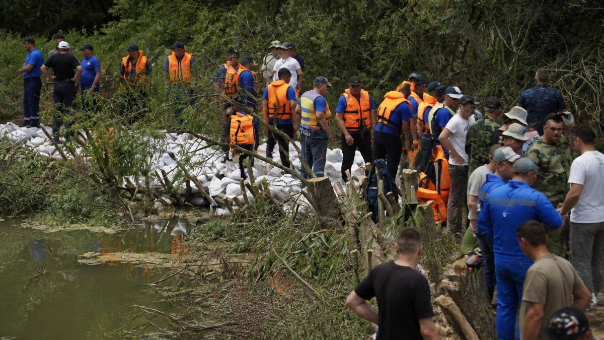 В Крымском районе ликвидировали прорыв дамбы, угроза подтопления снята