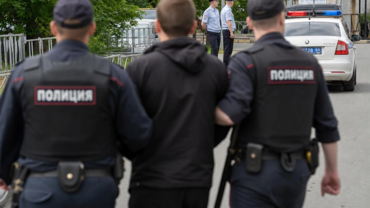 В Сочи задержали мужчину, наносившего на купюры надписи против российской армии