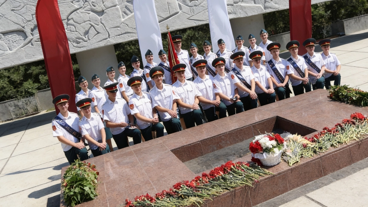 В Краснодаре выпускникам Почетного караула Поста №1 вручили медали и памятные знаки