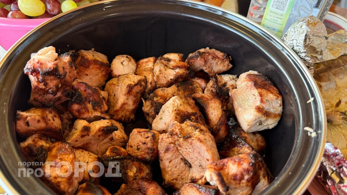 Перестаньте портить мясо уксусом и майонезом: этот грузинский рецепт маринада сделает шашлык нереально сочным