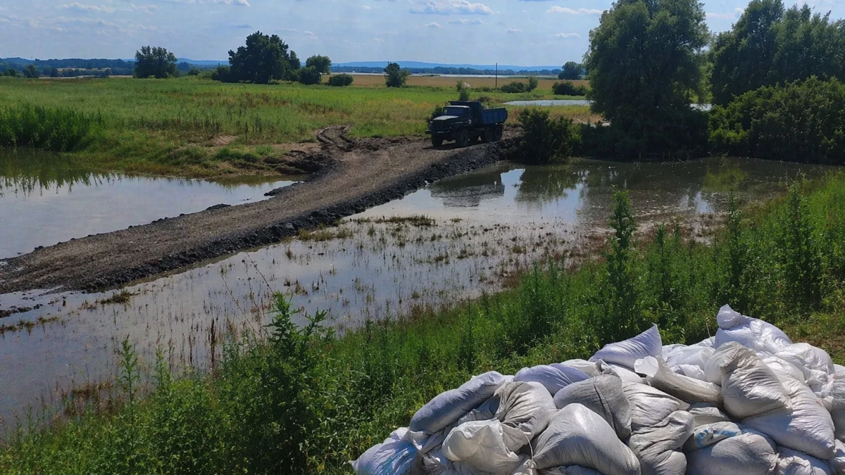 В Крымском районе на дамбе создали земляной вал после прорыва