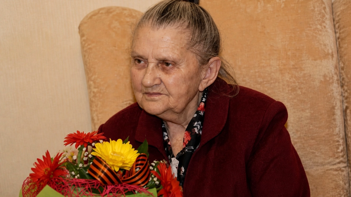 Кондратьев поздравил 105-летнюю фронтовую медсестру Марию Симченко из Калининского района