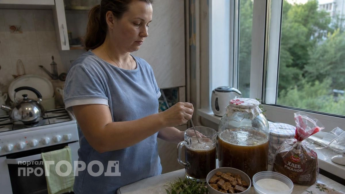 Забудьте про магазинную газировку: готовлю ядреный квас из одной буханки хлеба как в детстве из желтой бочки