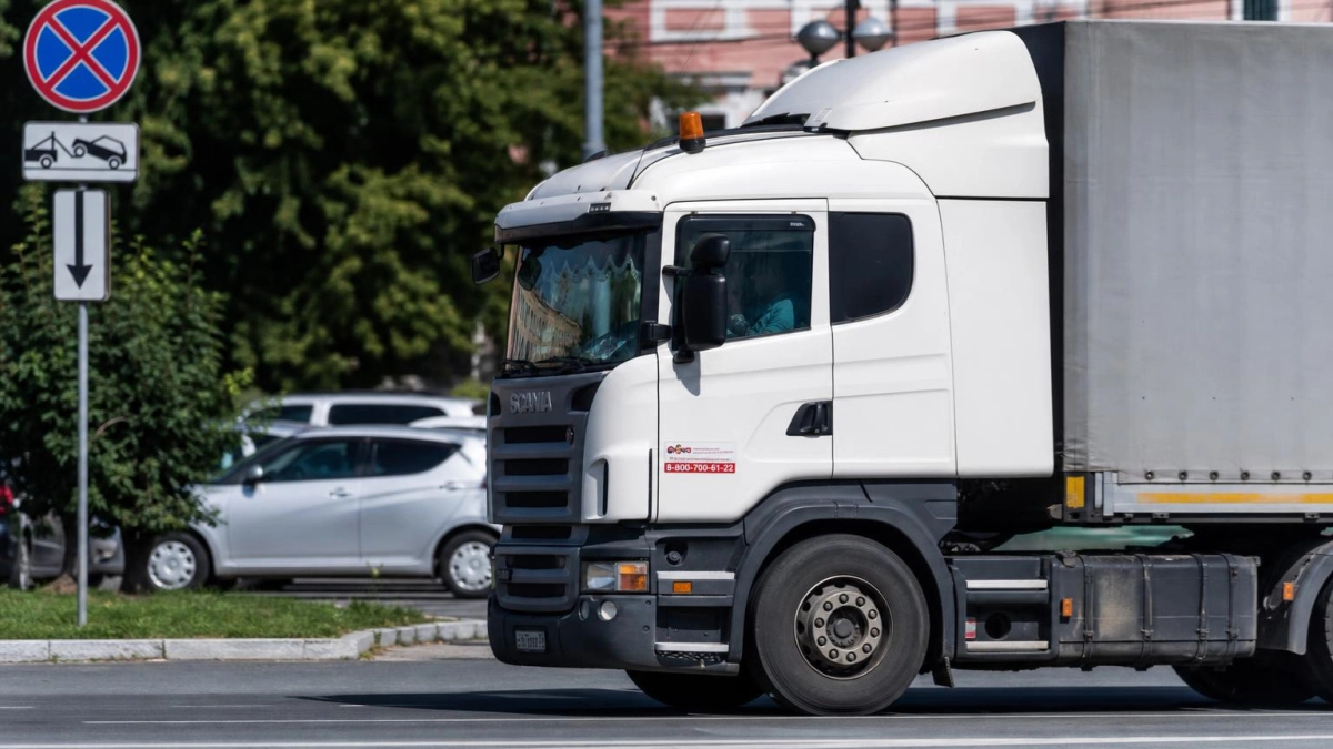 В Краснодаре на Стахановской с 10 августа запретят стоянку грузовиков