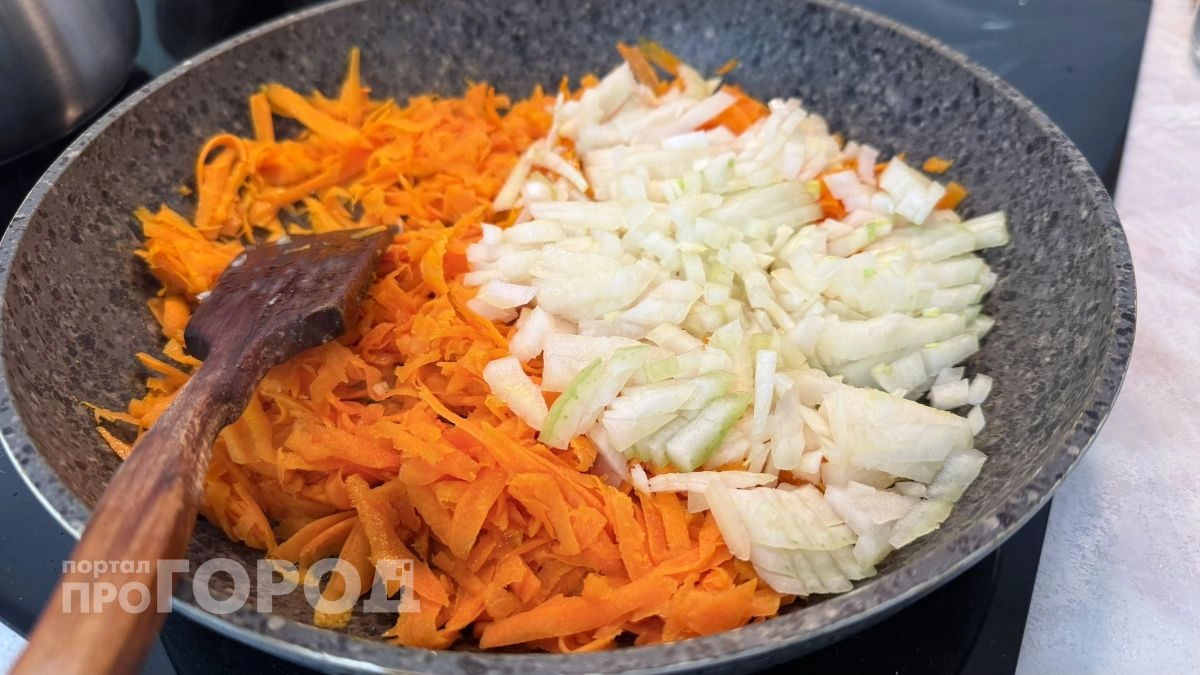 Хватит портить суп неудачной зажаркой: один простой прием сделает вкус овощей насыщенным и ароматным