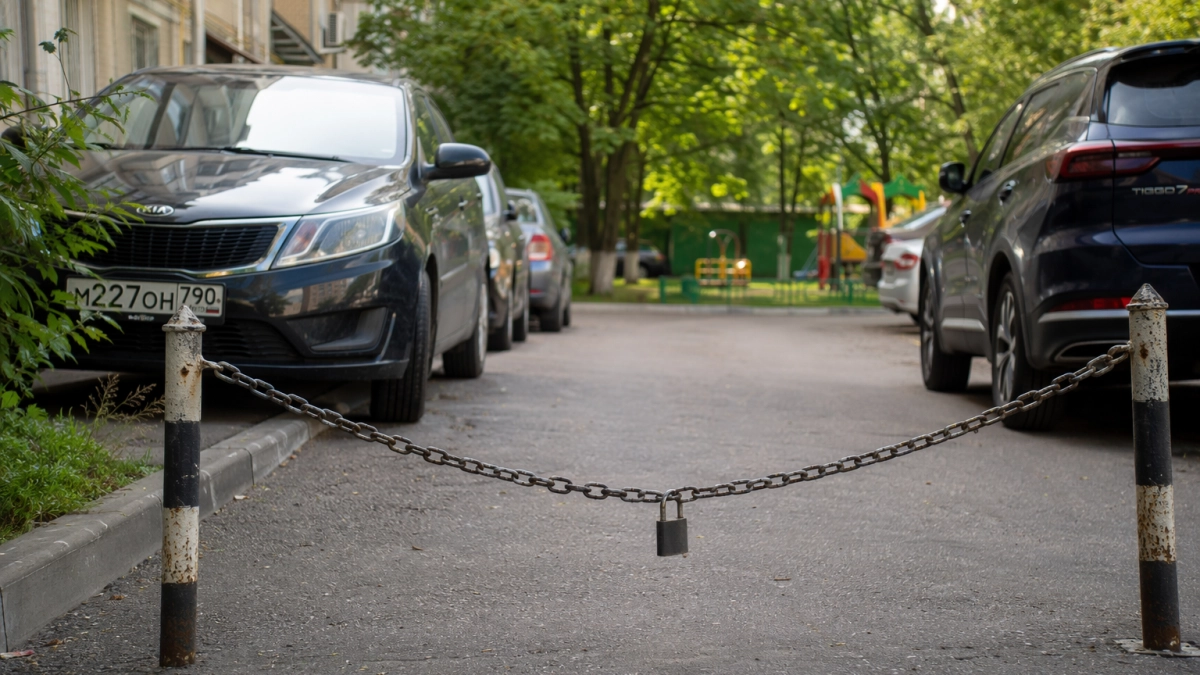 Цепи и столбики во дворе могут обернуться штрафом для автовладельцев