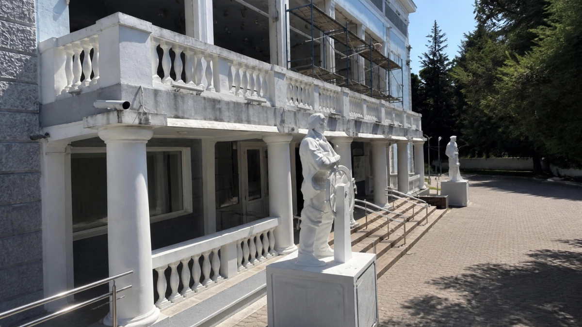 В Туапсе восстановили пять витражей Дворца культуры после атаки БПЛА