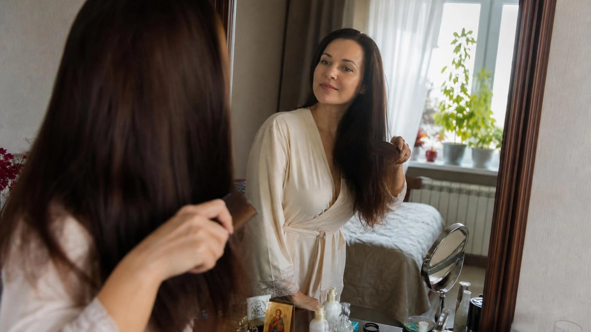 Ваши волосы выглядят неухоженными: 5 ежедневных действий, которые незаметно портят их структуру и цвет