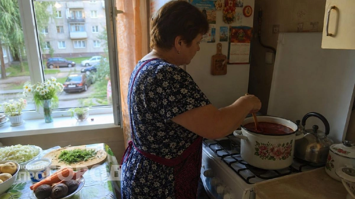 Хватит мучить сковородку: шеф-повар объяснил как сделать цвет борща рубиновым без обжаривания свеклы
