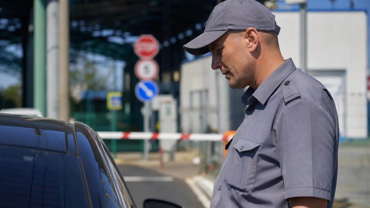 В Сочи раскрыли схему с поддельными документами при ввозе 10 автомобилей