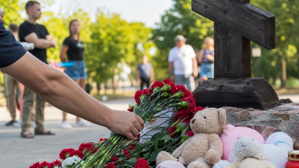 В Краснодаре почтили память детей — жертв войны в Донбассе у Поклонного креста