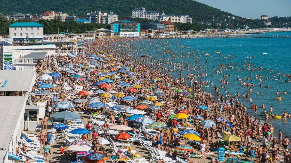 Пляжи Архипо-Осиповки в разгар сезона заполнили отдыхающие в несколько рядов