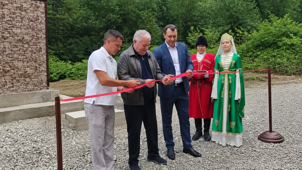 На пути к Гуамскому ущелью вновь открыли питьевой родник у Нижегородской