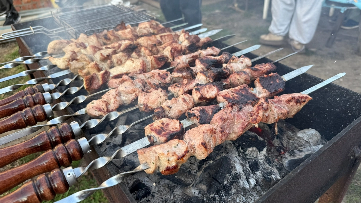 Больше никакого жесткого мяса на углях: добавьте в маринад этот бюджетный продукт для идеальной мягкости