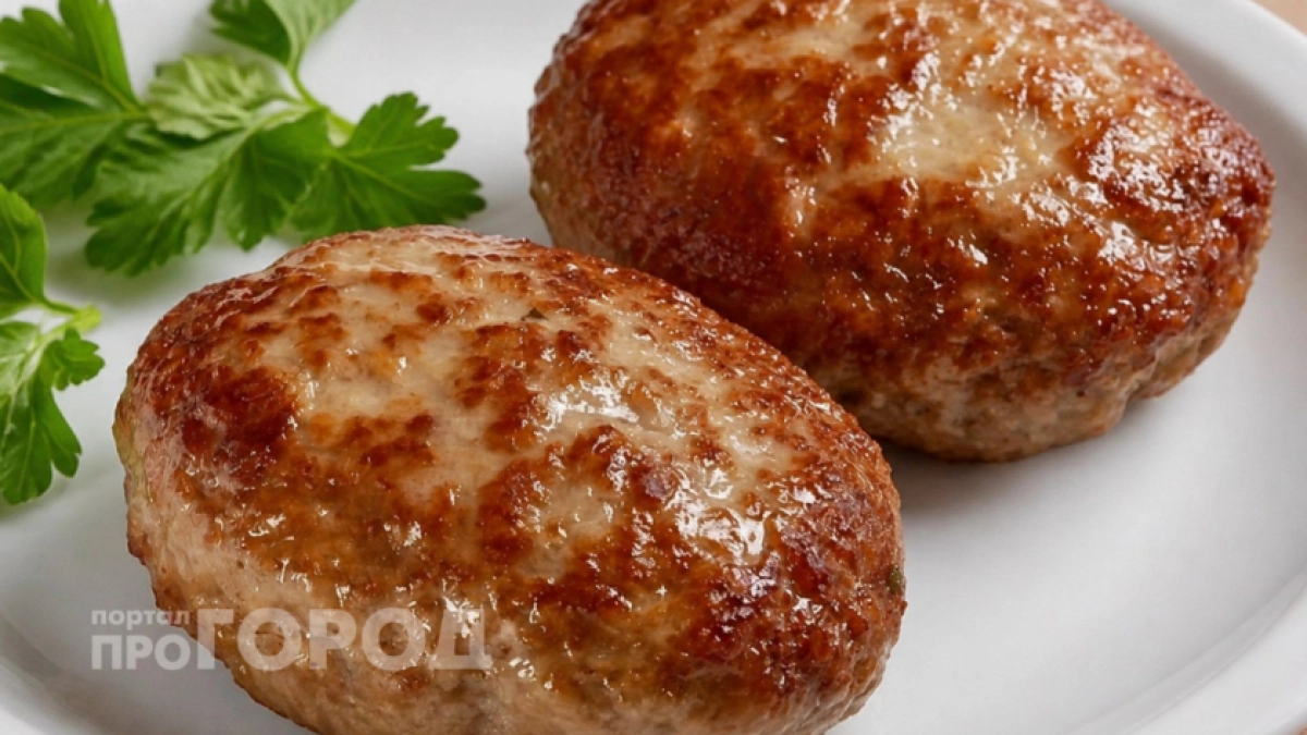 Забудьте про сухие котлеты: добавьте в фарш всего ложку этого продукта и получите нежнейший результат