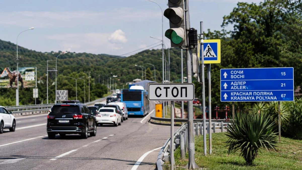 На трассе А-147 в Сочи перенастроили светофоры из-за роста летнего трафика