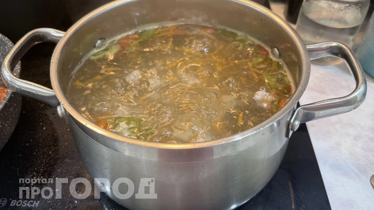 Ваш куриный бульон станет прозрачнее и вкуснее, если вы перестанете добавлять в кастрюлю этот продукт