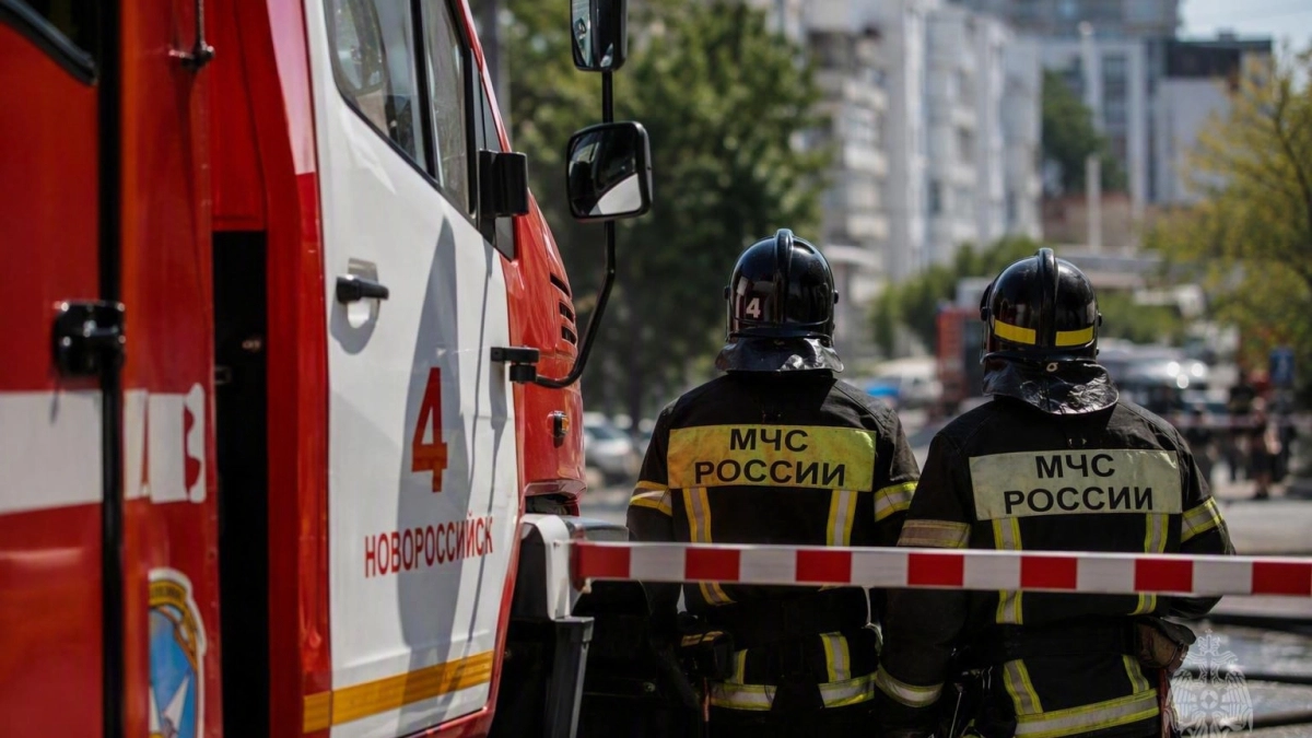 Под Новороссийском после падения обломков дрона загорелась постройка