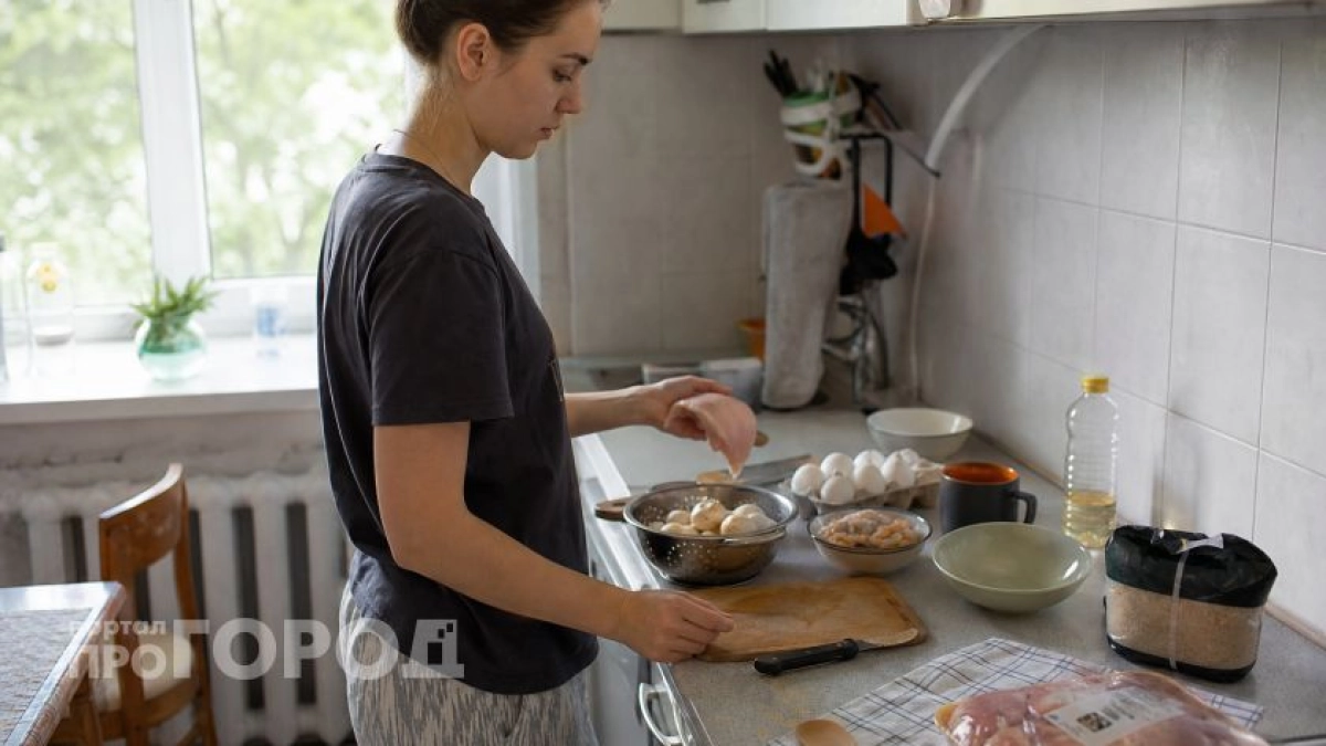 Вы рискуете здоровьем всей семьи: почему эти 5 привычных продуктов запрещено мыть перед приготовлением пищи