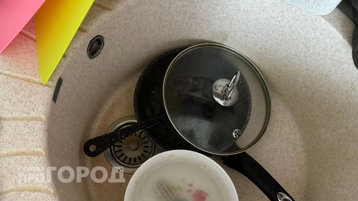 Второе отверстие в раковине спасает от потопа: почему его нельзя закрывать и как оно защищает ваш ремонт