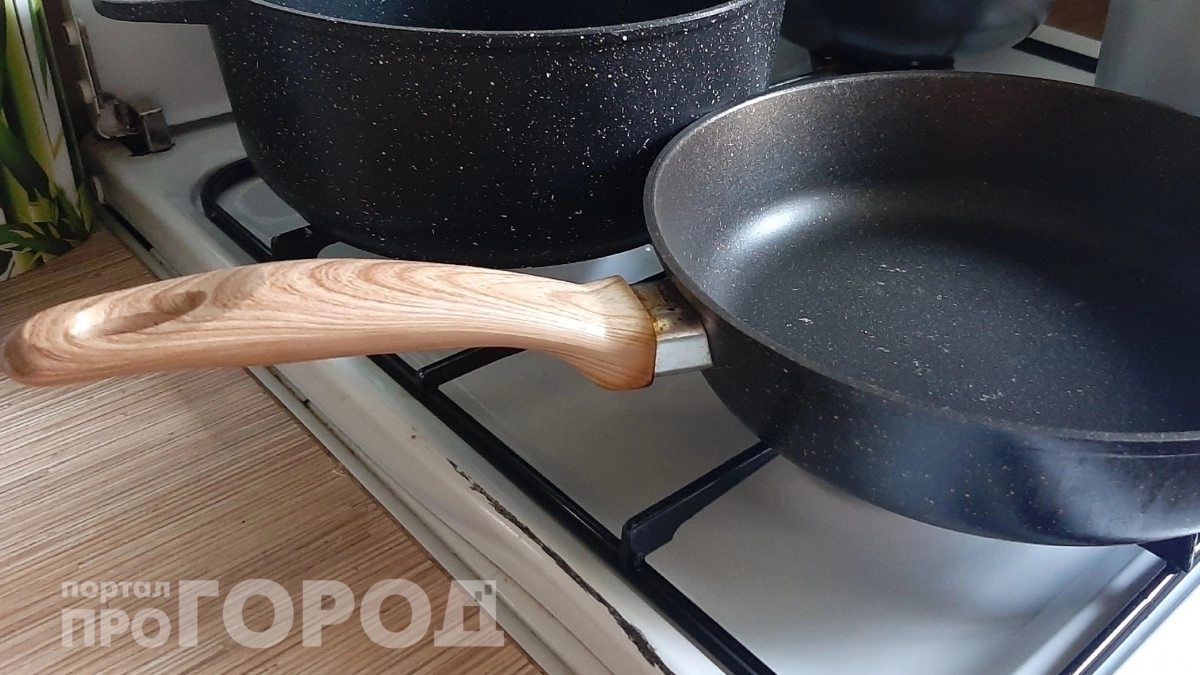 Больше не нужно тереть сковороды часами: этот простой лайфхак убирает толстый слой нагара без усилий
