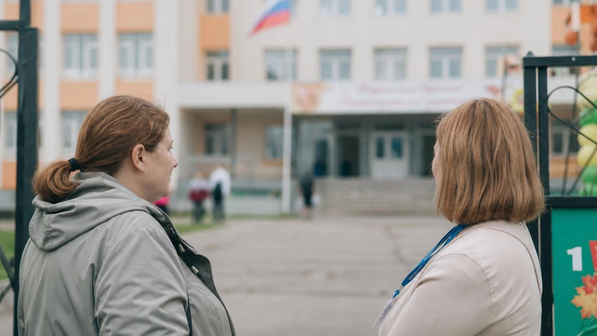 В День знаний в Сочи к безопасности школ подключат родительские патрули