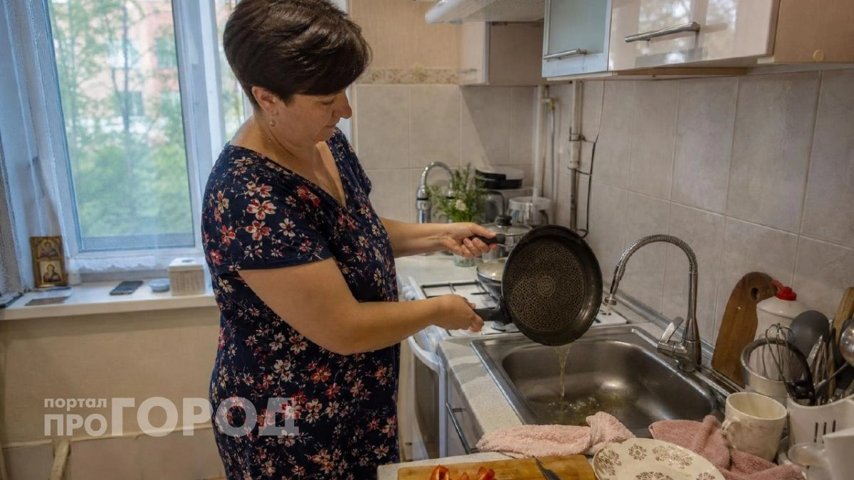 Перестаньте портить трубы на кухне: вот единственный правильный способ утилизации масла после жарки