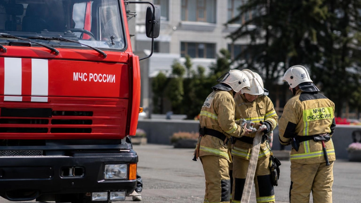 В Краснодаре ОМОН и МЧС отработали пожар с эвакуацией и спасением пострадавшего