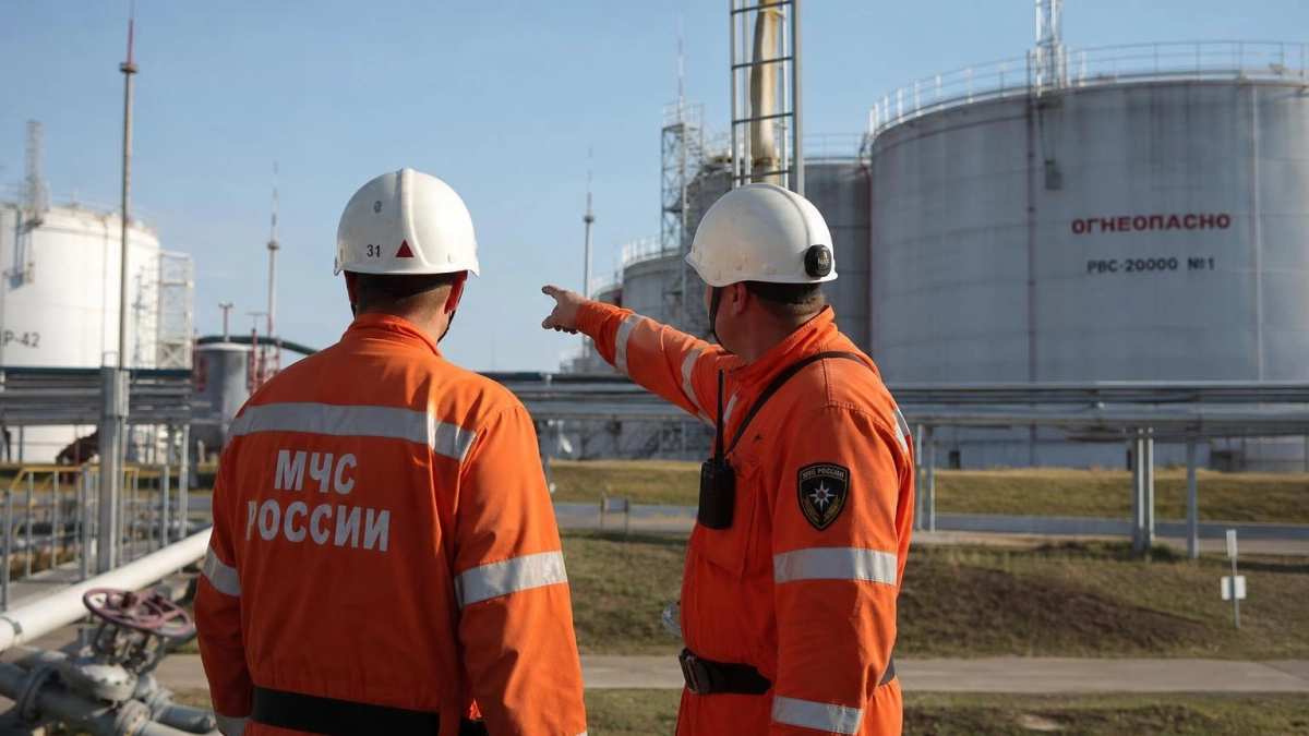 После атаки БПЛА в Сочи загорелась нефтебаза и повреждено остекление домов