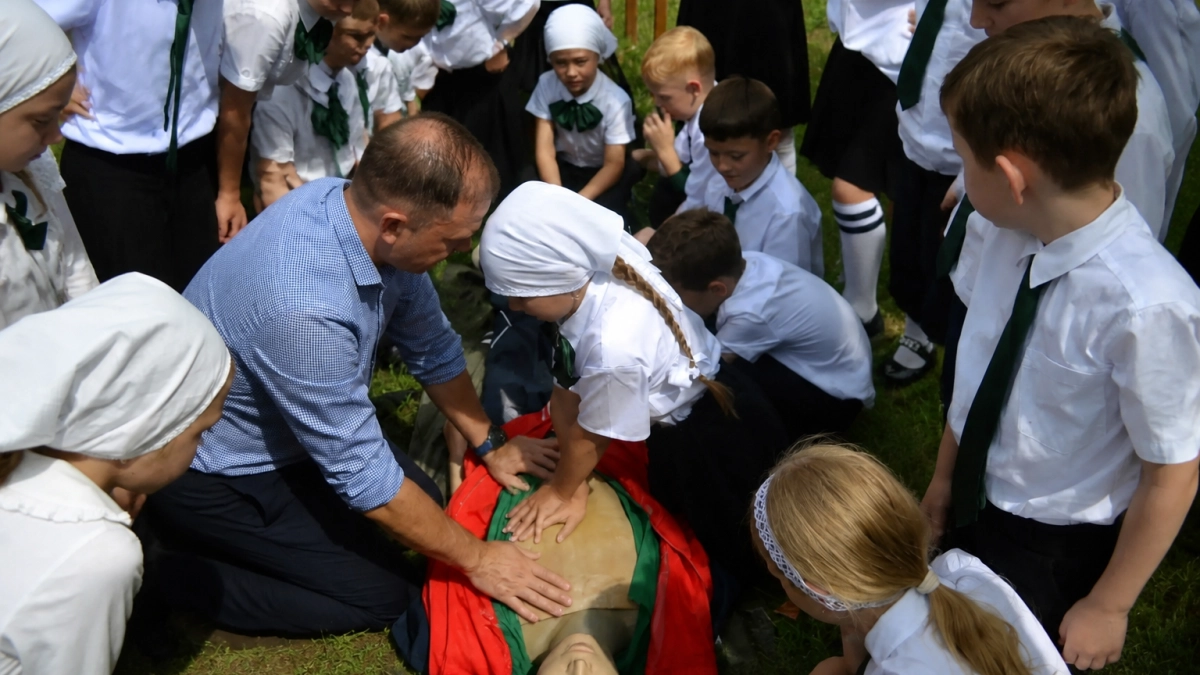 Краснодарским школьникам на открытом уроке показали алгоритм действий при ЧС