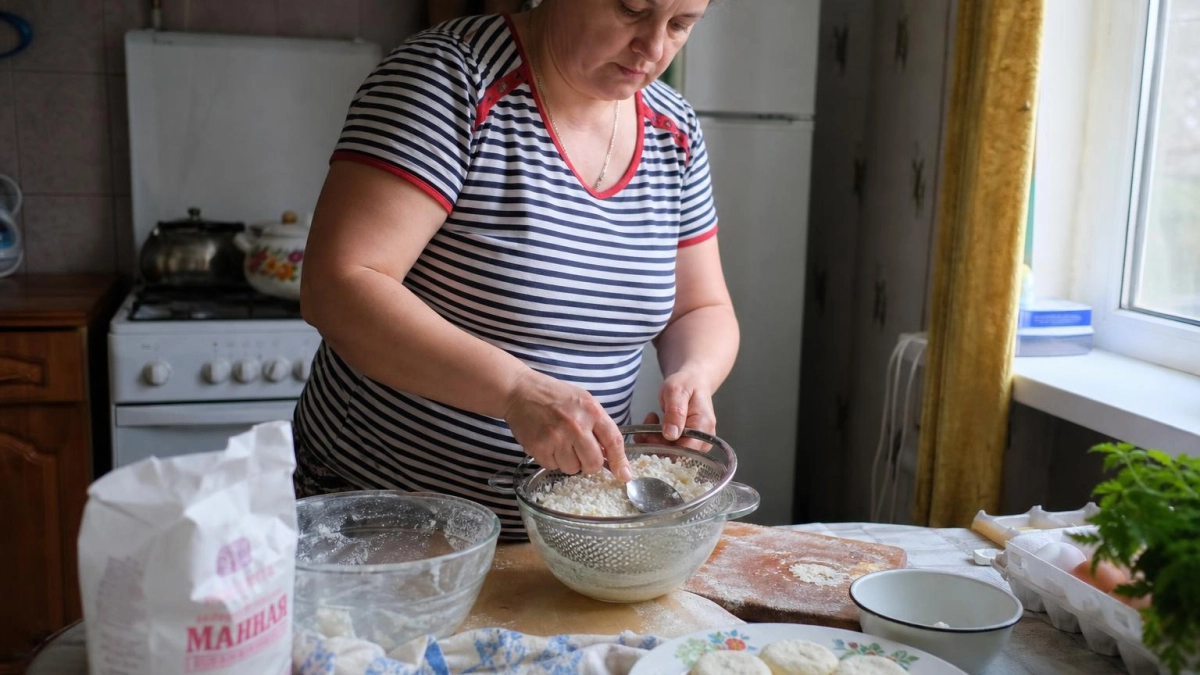 Перестаньте забивать сырники мукой: замените её на этот копеечный продукт и получите нежнейший десерт как в кафе