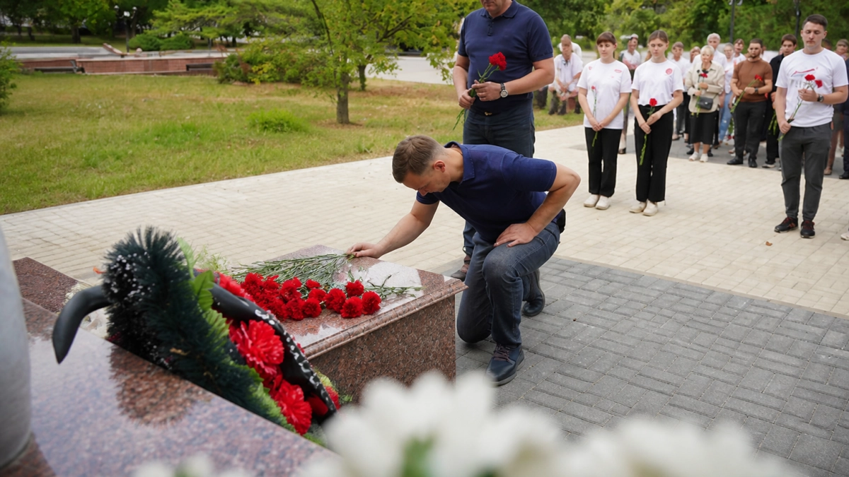 Кравченко с жителями Новороссийска почтил память погибших у стихийного мемориала