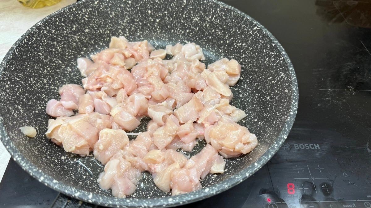 Вы совершаете опасную ошибку на кухне: почему мытье этих продуктов лишь помогает размножению бактерий
