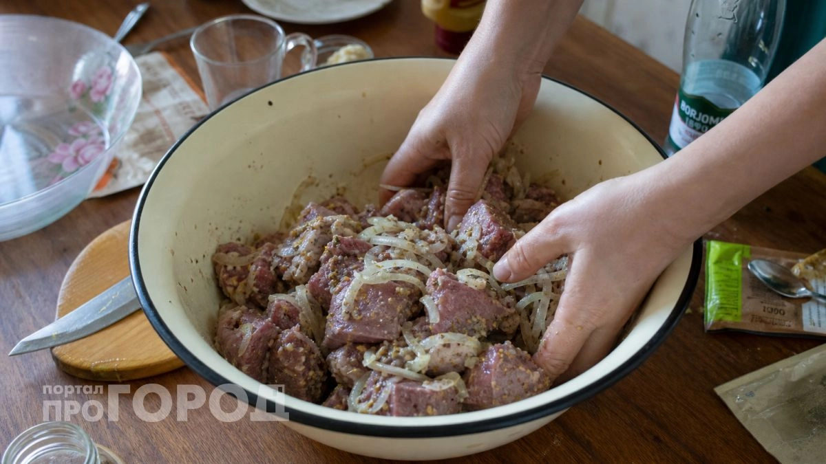 Хватит мучить мясо уксусом: один доступный продукт сделает даже самый жесткий кусок нежнее масла