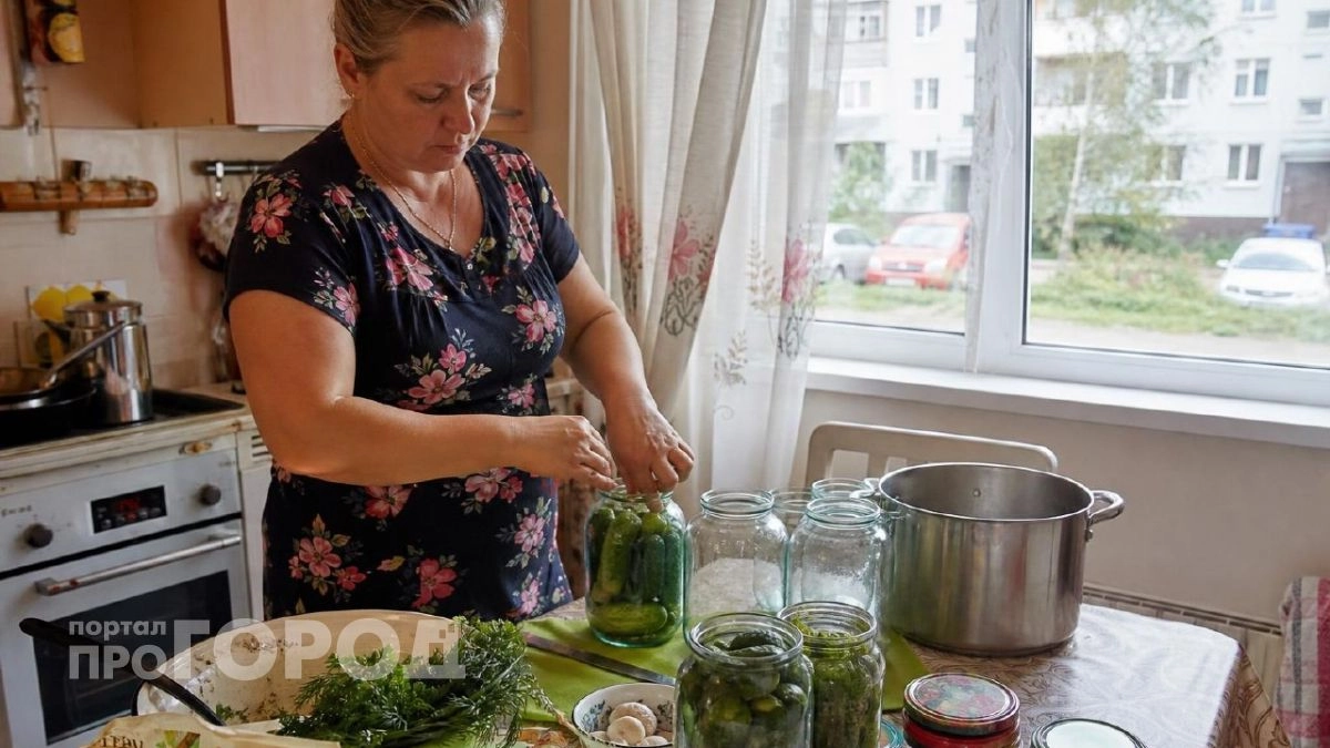 Хватит тратить время у плиты с кастрюлями: стерилизую банки в микроволновке за три минуты без лишнего пара