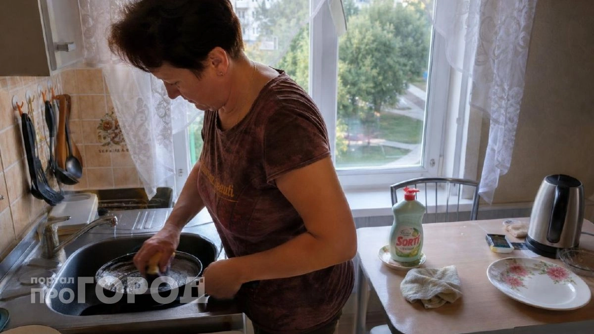 Убираю многолетний нагар за час методом двух стаканов: сковорода блестит как новая без капли лишних усилий