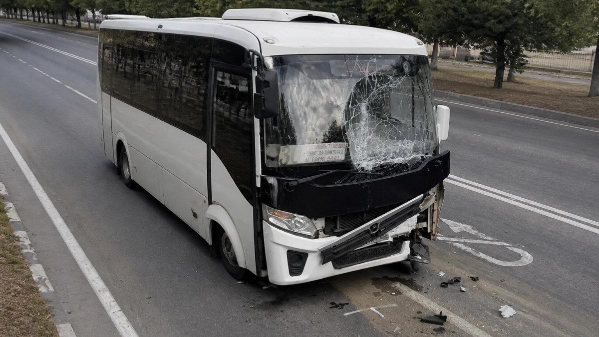 После ДТП с автобусом и маршруткой в Новороссийске в больницу доставили семь человек