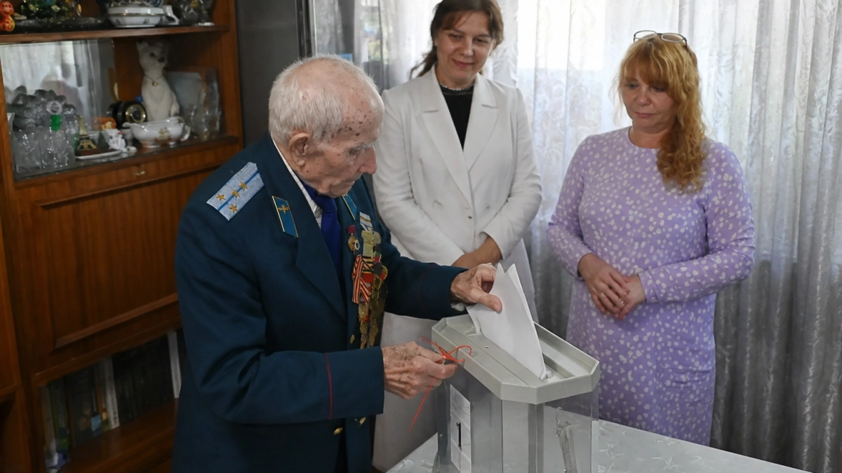 Почетный гражданин Сочи Николай Рудометкин проголосовал на дому