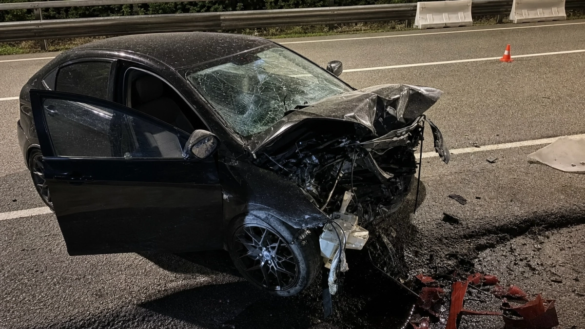В Сочи 38 летний водитель погиб после удара автомобиля об ограждение