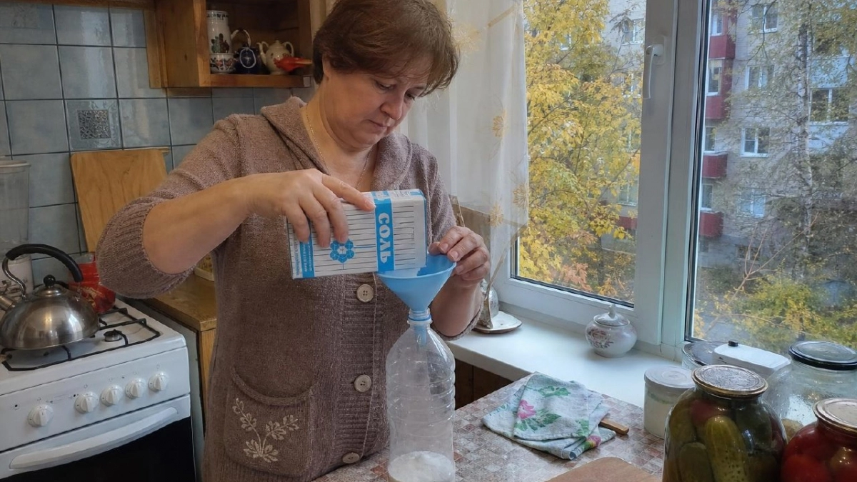 Перестала выбрасывать пластиковые бутылки: насыпаю внутрь соль и нахожу 8 практичных применений для быта и дачи