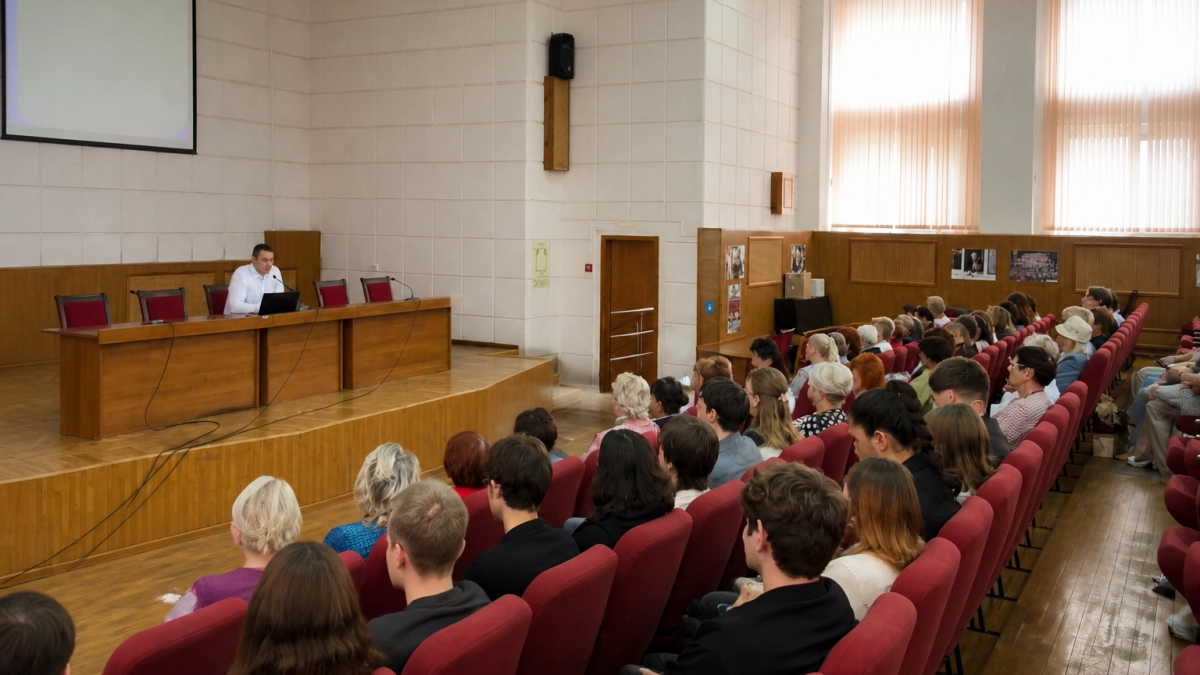 Пенсионеров Краснодара научили распознавать уловки кибермошенников на занятии по цифровой безопасности