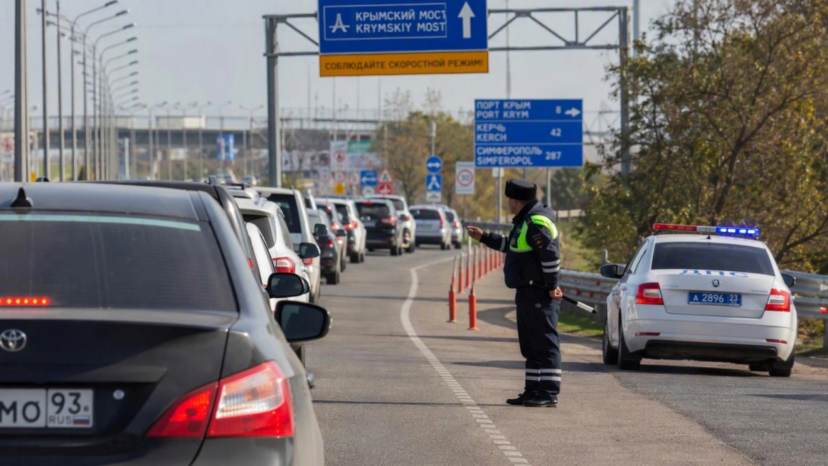 На подъезде к Крымскому мосту со стороны Керчи образовалась очередь из 585 машин